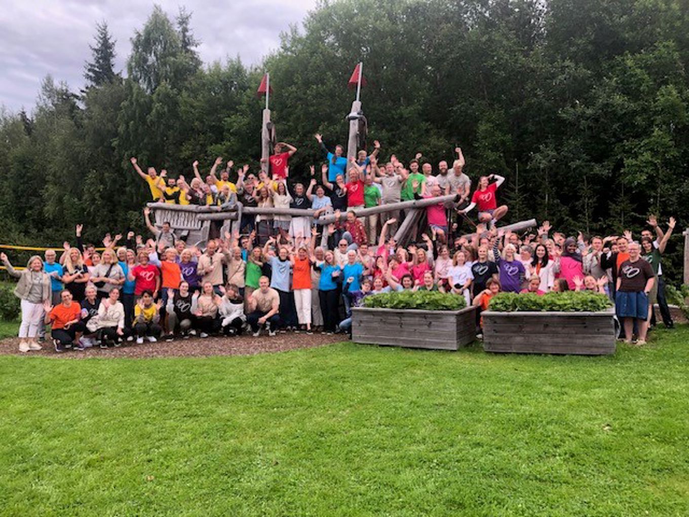 en gruppe mennesker som poserer for et bilde