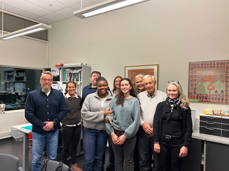 en gruppe mennesker som poserer for et bilde